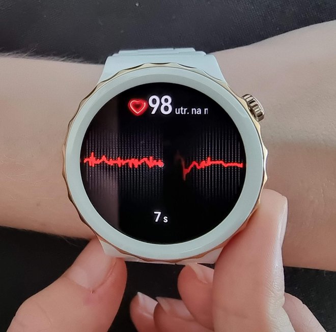 Huawei watch GT 3 pro zna narediti tudi EKG. FOTO: Staš Ivanc
