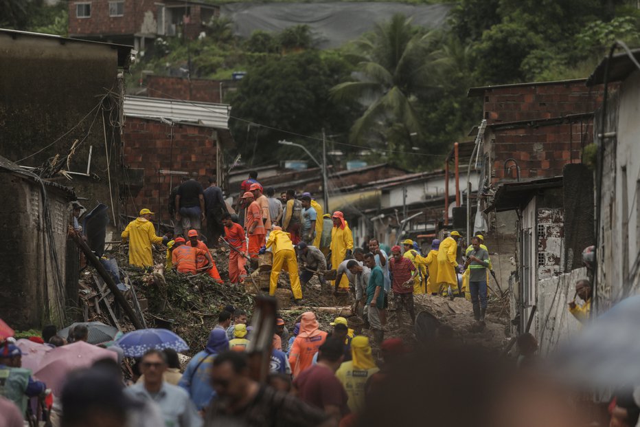 Fotografija: Strašne posledice hudega neurja. FOTO: Diego Nigro, prefeitura Do Recife Via Reuters
