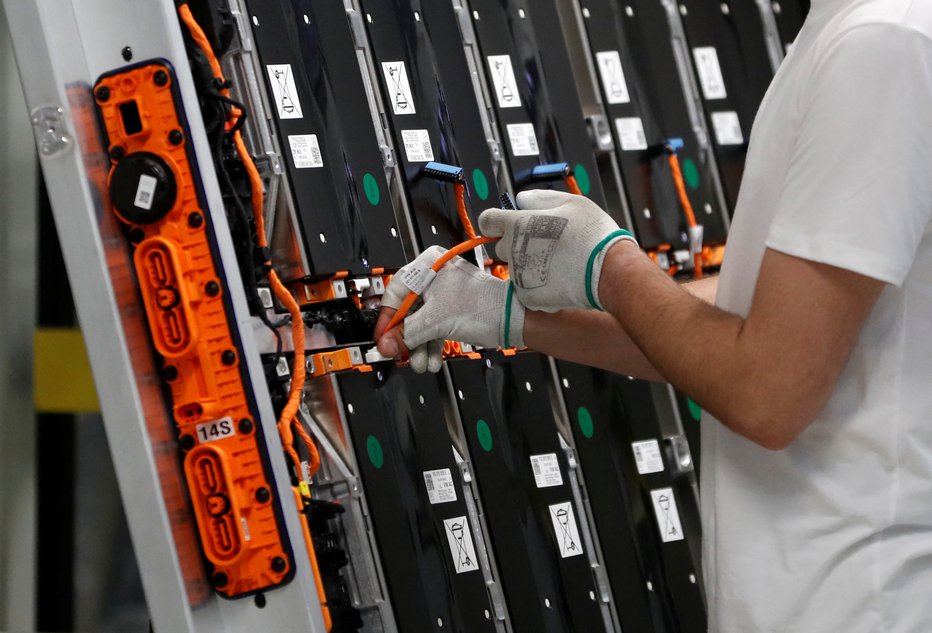 Fotografija: Baterija je najbolj kritičen del električnega avtomobila, trenutno predvsem v smislu cene. Na fotografiji je prizor iz Škodine tovarne v Mladi Boleslav. FOTO: David W. Cerny/Reuters
