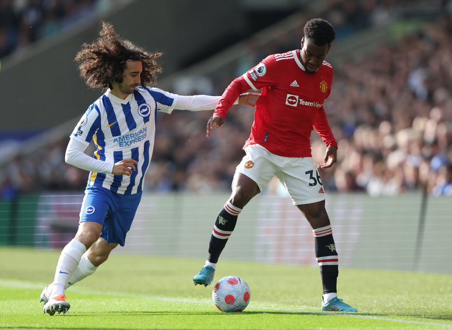 Fotografija: Dvajsetletni Anthony Elanga (desno) iz Manchester Uniteda je nov švedski nogometni up. FOTO: Ian Walton/Reuters
