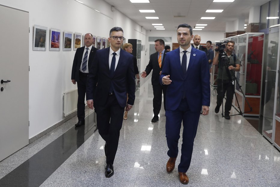 Fotografija: Primopredaja na ministrstvu za obrambo, Matej Tonin in Marjan Šarec. FOTO: Leon Vidic, Delo
