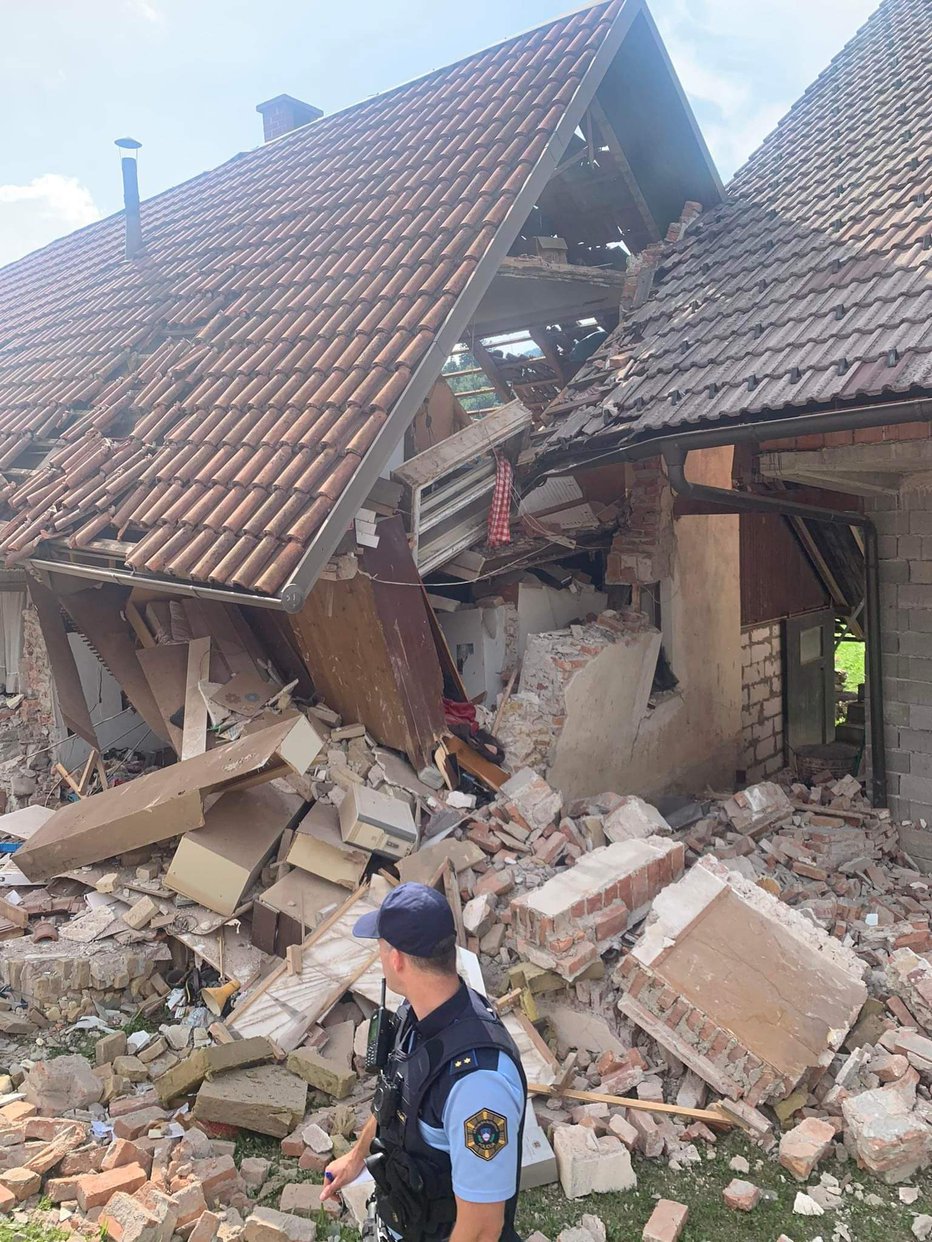 Fotografija: V naselju Brode v občini Škofja Loka je v stanovanjski hiši eksplodiral plin. FOTO: Gasilska enota Škofja Loka
