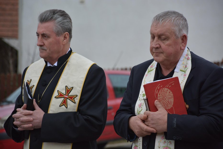 Fotografija: Vedno je poudarjal pomen sodelovanja med verskimi skupnostmi, na fotografiji s katoliškim duhovnikom Jožetom Hozjanom. Foto: Oste Bakal
