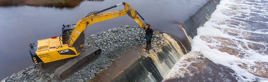 Fotografija: Odstranjevanje jezu na reki 
