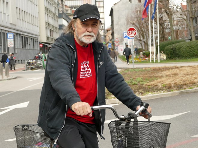 Brez izpita
Upokojenega glasbenega urednika Dragana Buliča lahko na kolesu, ki so mu jih v zadnjih letih ukradli kar nekaj, srečamo prav vsak dan. Ne le zato, ker tako ohranja kondicijo, razlog tiči tudi v tem, da nima vozniškega izpita.
