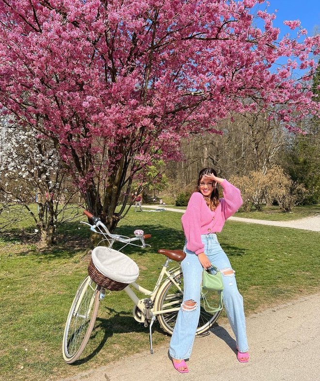 Podjetna na kolesu
Vplivnica Lepa afna se rada afna tudi na kolesu, na katerem je posnela že marsikatera video in fotografijo, s katerima je navdušila svoje sledilce in sledilke. Biti vpliven na instagramu ni povsem preprosta zadeva, zato se Lepa afna še kako dobro zaveda, da morajo biti posnetki prava paša za oči.
