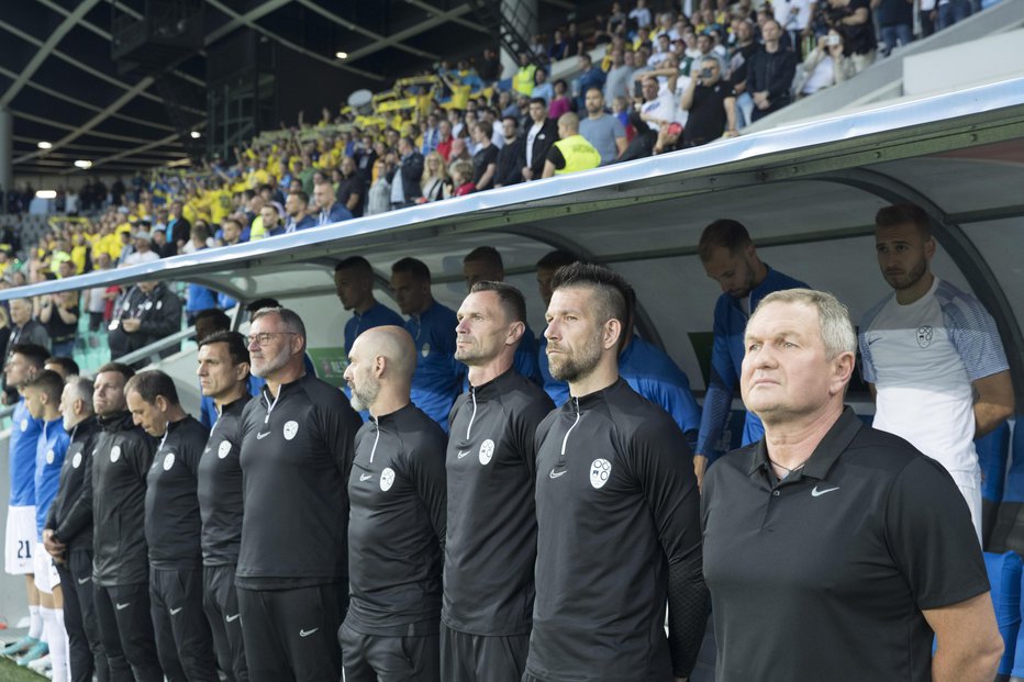 Fotografija: Matjaž Kek (z desne), Boštjan Cesar, Milivoje Novaković in drugi bodo sprejeli nov taktični izziv v nedeljo v Beogradu. FOTO: Jure Eržen
