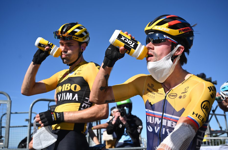 Fotografija: Primož Roglič (desno) je našpičen za nov boj za rumeno majico, Tom Dumoulin pa ima dovolj poklicnega kolesarstva. FOTO: Stuart Franklin/Reuters
