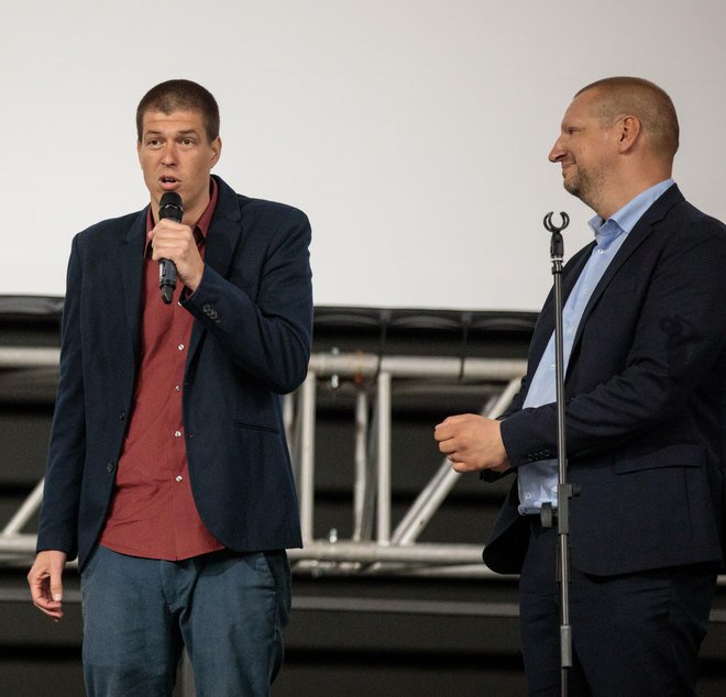 Režiser dokumentarnega filma Goran Vojnović je skupaj s predsednikom Košarkarske zveze Slovenije Matejem Erjavcem pred premiero pozdravil zbrano množico in zvezdnike. FOTO: MEDIASPEED
