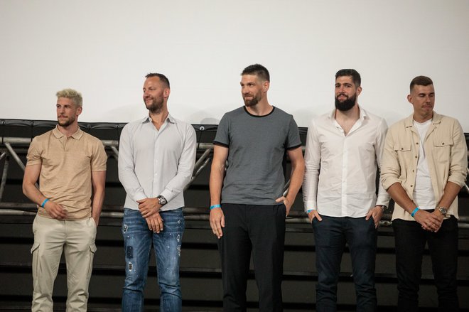 Film so si v prvih vrstah ogledali skoraj vsi zlati reprezentanti, med njimi
Aleksej Nikolić, Saša Zagorac, Gašper Vidmar, Žiga Dimec in Vlatko Čančar. FOTO: MEDIASPEED
