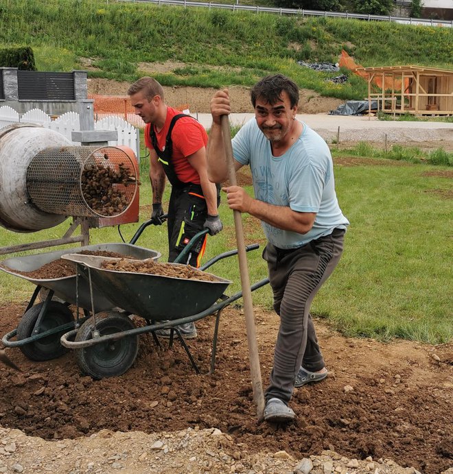 Fredi pomaga kopati sinu Sandiju. FOTO: osebni arhiv
