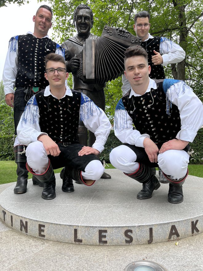 Člani Ansambla Posluh s plaketo Tineta Lesjaka, ki so jo prejeli za valček Moja Slovenija, zanje je (tretje najboljše) besedilo napisal Matej Trstenjak. FOTO: arhiv ansambla
