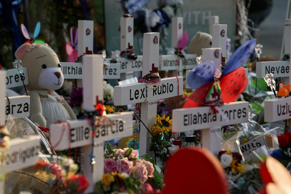 Fotografija: Uvalde je v solzah. FOTO: Veronica Cardenas/Reuters
