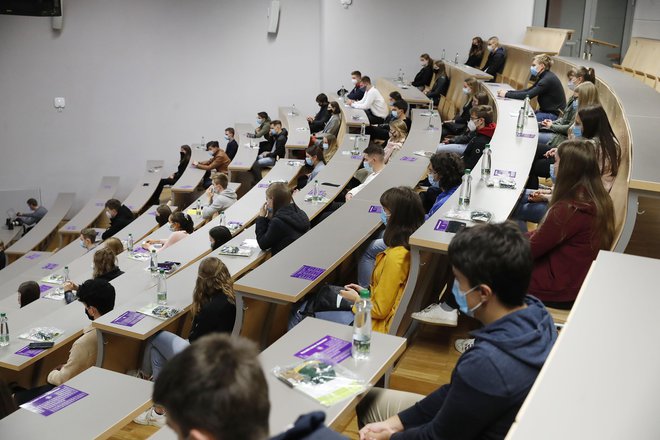 V težkih ekonomski situaciji se znajde vedno več študentov. FOTO: Leon Vidic, Delo
