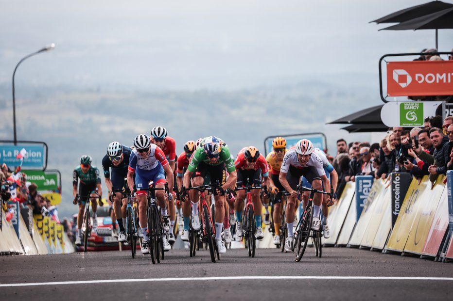 Fotografija: Wout van Aert (v sredini) je bil najmočnejši v sprintu, a zmago je slavil David Gaudu (levo). FOTO: Aurélien Vialatte/ASO
