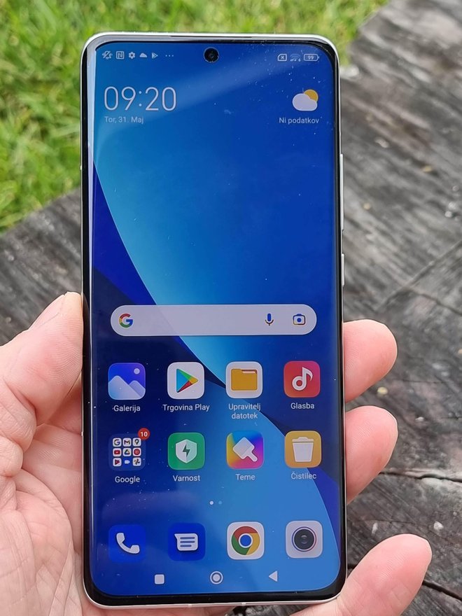 Xiaomi 12 zaradi kompaktnih mer zelo lepo sede v roko. FOTO: Staš Ivanc

