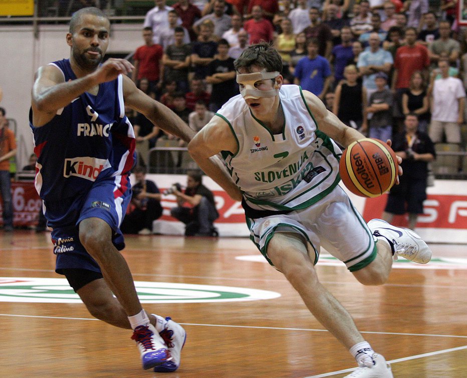 Fotografija: Goran Dragić se je na začetku reprezentančne kariere učil tudi od slovitega Tonyja Parkerja, čeprav je moral igrati z zaščitno masko. FOTO: Blaž Samec
