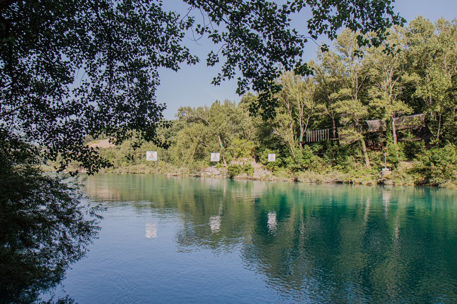 Fotografija: Pretok vode je lahko usoden, a je sobivanje hidroelektrarne in kopalcev možno. FOTO: Mateja Pelikan
