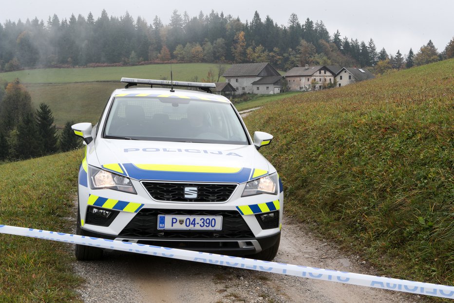 Fotografija: Policisti so na začetku obravnavali kaznivo dejanje uboja.
