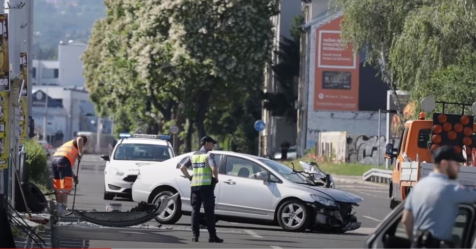 Fotografija: V nesreči so se poškodovali 26-letni F. M. O. in njegova leto in pol stara hčerka ter še dva otroka, ki sta bila v usodnem trenutku na postaji. FOTO: Youtube, posnetek zaslona
