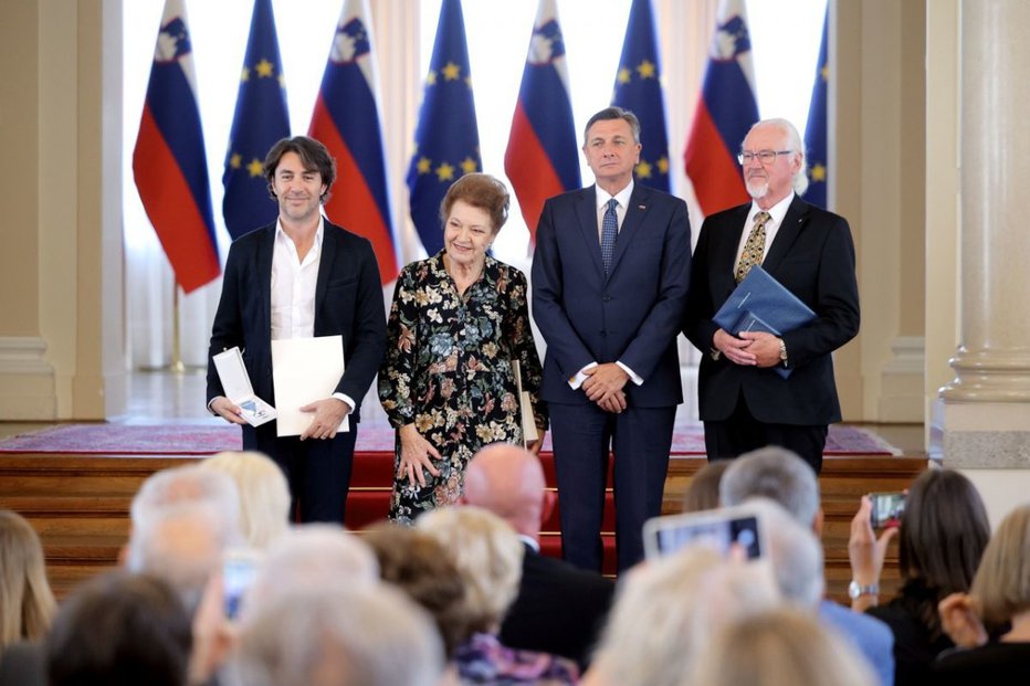 Fotografija: Srebrni red za zasluge sta prejela pesnica in šansonjerka Elza Budau ter koreograf in plesalec Edward Clug. Medaljo za zasluge je prejel dirigent Ervin Hartman. FOTO: URAD PREDSEDNIKA REPUBLIKE
