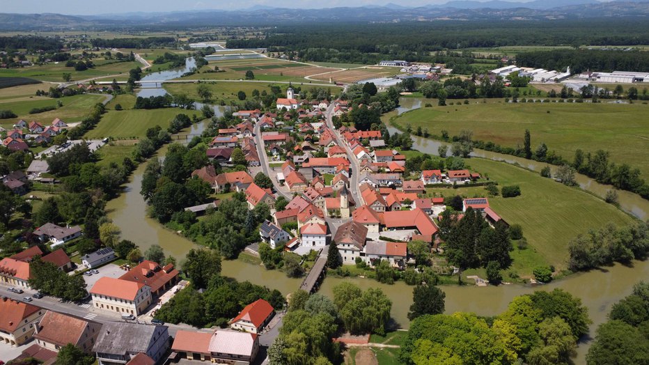 Fotografija: Kostanjevica na Krki je edino slovensko mesto na (rečnem) otoku. FOTO: Andrej Gazvoda
