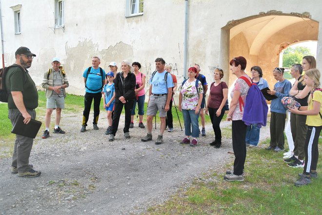 Udeleženci so se zbrali pred graščino Prebold, ki je še edina ohranjena, a tudi vedno bolj propada. FOTOGRAFIJE: Darko Naraglav
