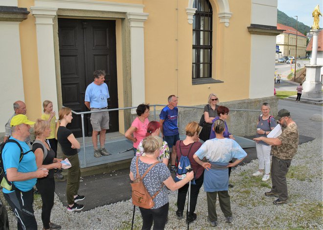 Uroš Herman med razlaganjem o zgodovini cerkve sv. Pavla
