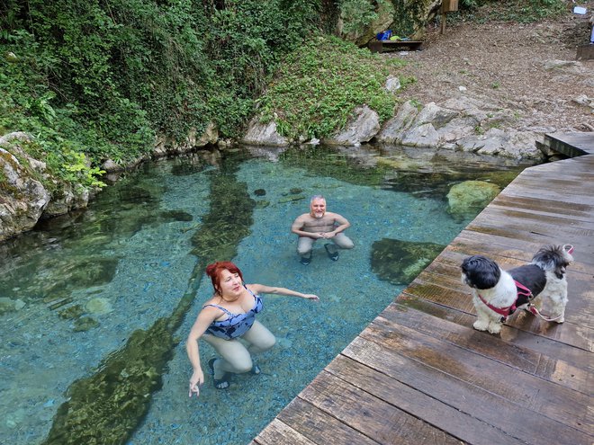 Toplica Klevevž kopalce vabi vse leto, saj je temperatura stalna, med 21 in 25 stopinjami Celzija. FOTOGRAFIJE: Tanja Jakše Gazvoda
