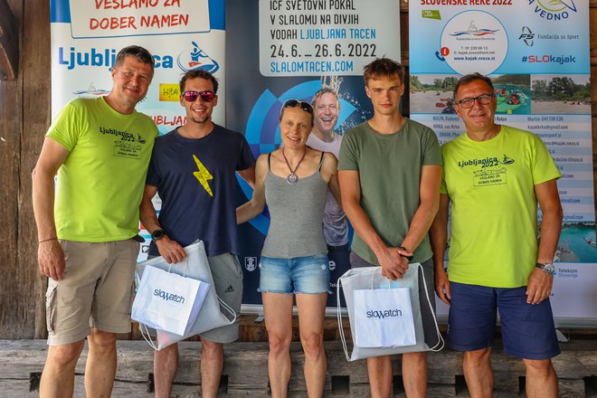 Anton Pregelj, predsednik dobrodelne Hiše sonce, in Andrej Jelenc sta nagradila najboljše: (z leve) Anže Urankar, Eva Ferjan in Matija Preskar. FOTO: Črt Piksi
