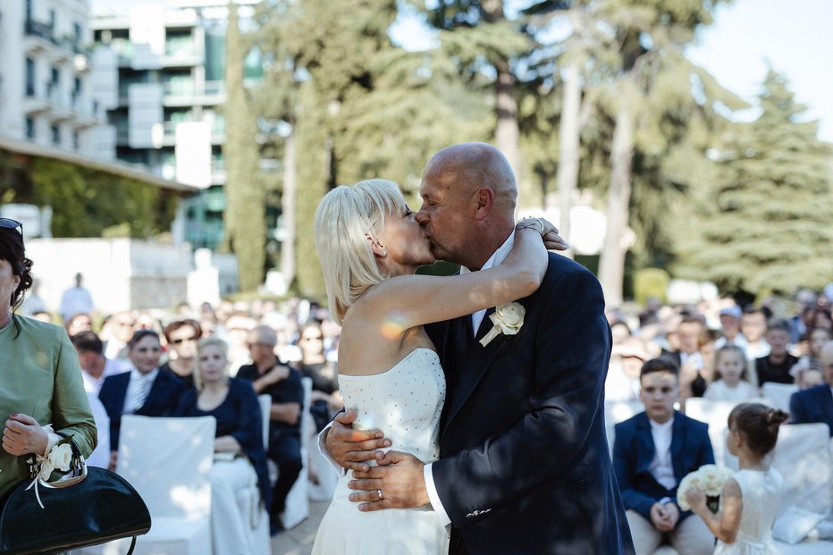 Fotografija: Mladoporočenca sta se spoznala v zrelih letih, ko sta se po naključju križali njuni poslovni poti.
