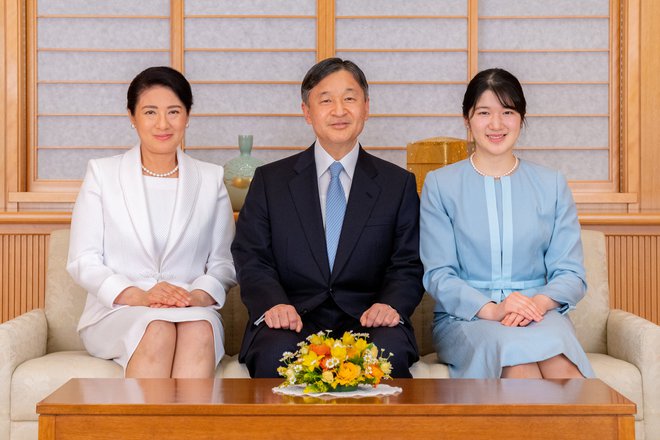 Zaradi strogih pravil o nasledstvu lahko Japonski vlada le cesarjev moški potomec, tega pa Naruhito nima. FOTO: Imperial Household Agency Of Japan/Reuters
