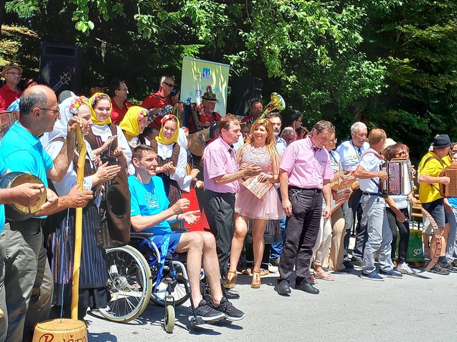 Srečanja se je udeležilo veliko ljudi.  
