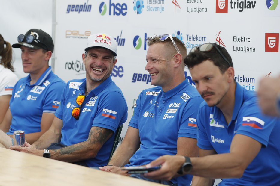 Fotografija: Slovenski slalomski asi na divjih vodah (na fotografiji z leve Luka Božič, Peter Kauzer, Benjamin Savšek in Anže Berčič) dobro razpoloženi pričakujejo tekmo v Tacnu. FOTO: Leon Vidic
