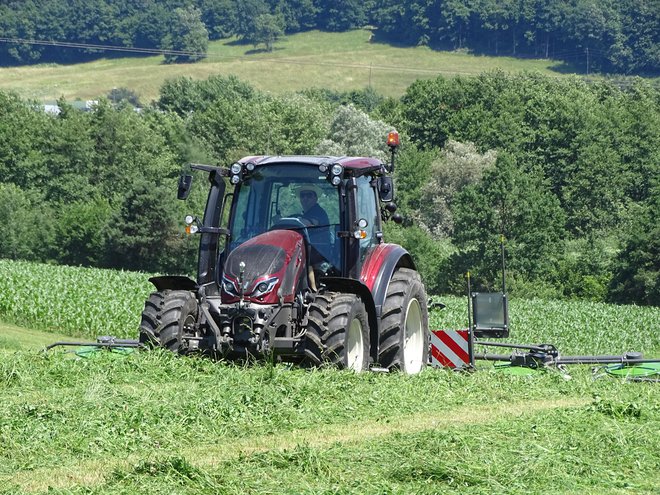 Košnji sledita razmetavanje redi in obračanje. To sta na demonstraciji opravila valtra G 125 in obračalnik fendt lotus 770. Lotus ima 6 vrtavk in delovno širino 7,70 m, transportna širina pa je 2,95 m. V oči padejo posebni na koncu ukrivljeni prsti (žbice). Valtra G125 ima v izvedbi ECO 86 kW (115 KM) maksimalne moči, v izvedbi STD pa 93 kW (125 KM).
