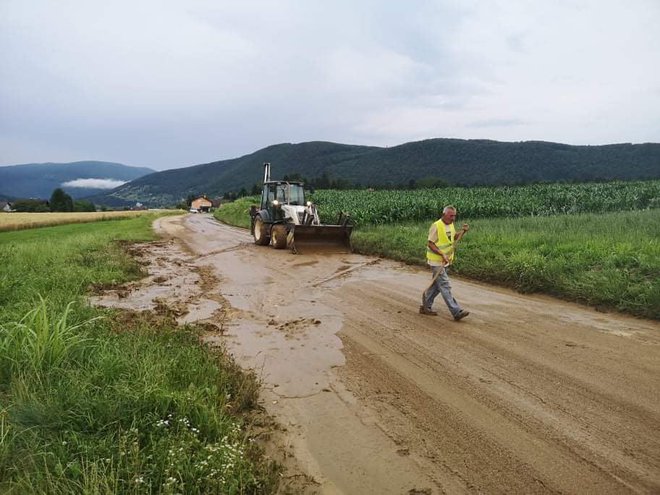 V Straži so poleg blata s cest odstranili tudi pet dreves. FOTO: PGD Dolenja Straža
