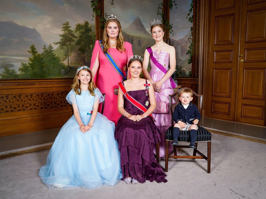 Fotografija: Spredaj sedijo princesi Estelle in Ingrid Alexandra ter princ Charles, za njimi pa stojita princesi Catharina-Amalia in Elisabeth.
