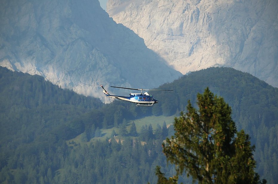 Fotografija: Gorska reševalna akcija posadke policijskega helikopterja in dežurne ekipe GRS na Brniku. FOTO: Jure Eržen
