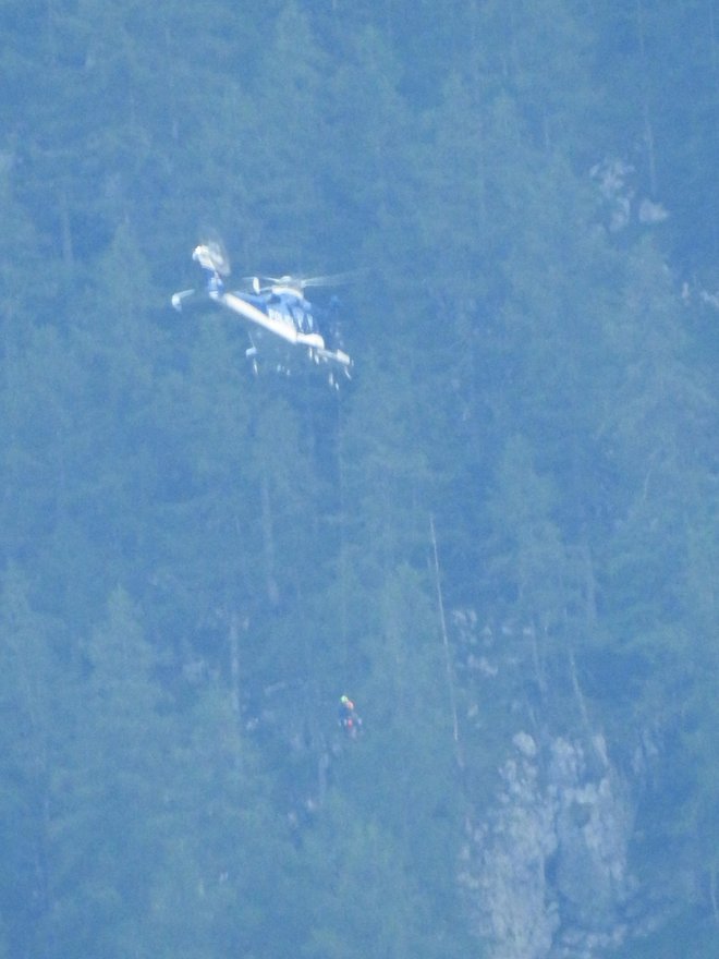 Rešili so ju s helikopterjem. FOTO: Mirko, bralec poročevalec
