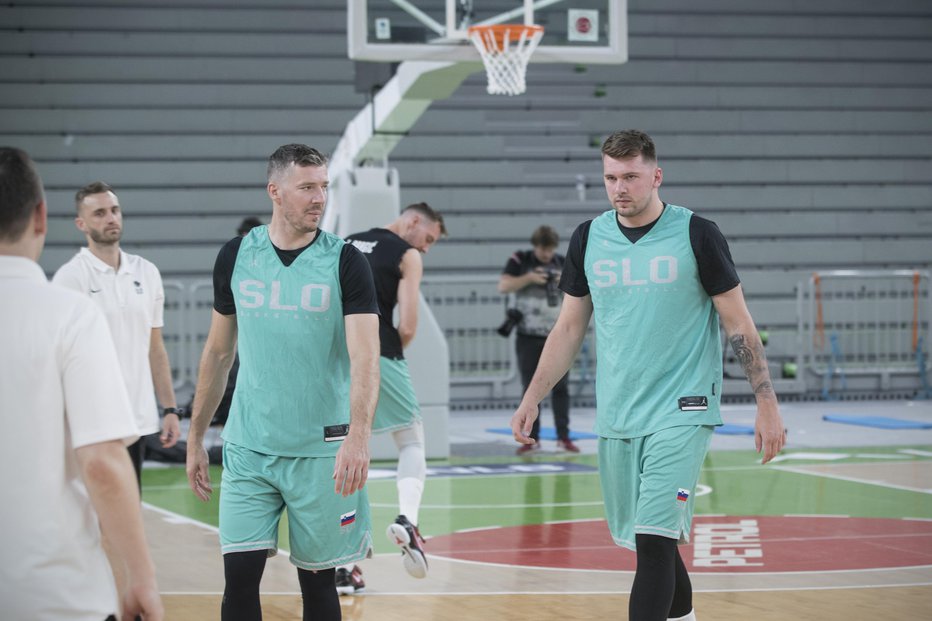 Fotografija: Luka Dončić (desno) in Goran Dragić sta zaveznika na treningih ... FOTO: Jure Eržen
