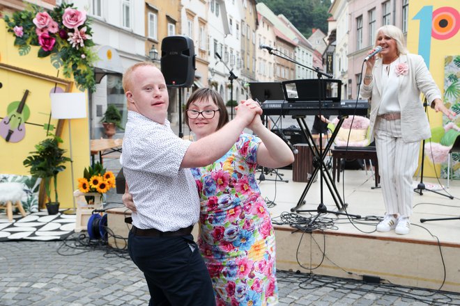 Alenka Godec je prepevala, zaplesala sta Blaž in Tjaša.
