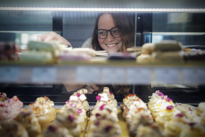 Ema Koselj je ena tistih cukerpekaric, ki se jim v vseh letih ljubezen do slaščic ni zmanjšala, kot se med slaščičarji rado zgodi, ampak še danes z veseljem zagrizne vanje. FOTO: Uroš Hočevar/Kolektiff