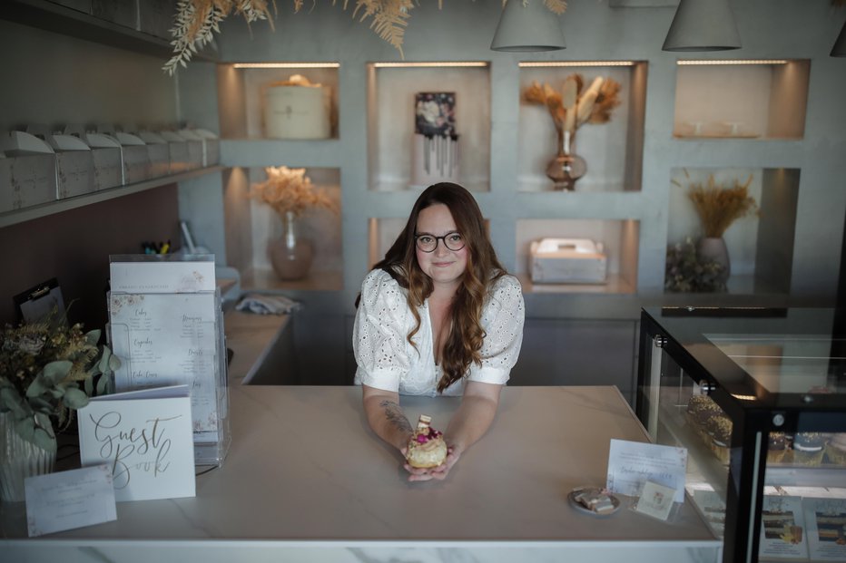 Fotografija: Cake Shop je ena redkih, če ne celo prvih tovrstnih trgovinic v Sloveniji. Zgled je Ema našla v Kanadi, kjer je podoben princip, torej da se slaščice le kupi in odide ter se v trgovinici ne poseda, precej uveljavljen. FOTO: Uroš Hočevar/Kolektiff