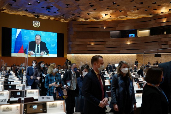 Ukrajinski veleposlaniki in diplomati iz številnih držav so v torek organizirali protestni shod, ko je ruski zunanji minister nagovoril konferenco o razorožitvi v Ženevi, in zapustili dvorano. FOTO: Kristoffer Jonsson/Reuters
