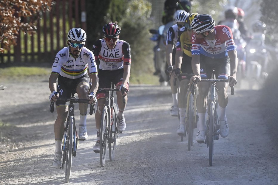 Fotografija: Mathieu van der Poel (desno) ne bo branil lanske zmage na Strade Bianche, prva favorita sta Julian Alaphilippe (levo) in Tadej Pogačar. FOTO: Fabio Ferrari/LaPresse
