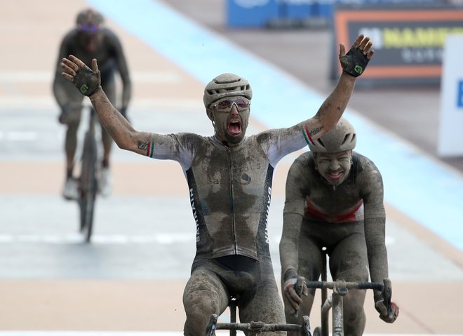 Sonny Colbrelli je preživel pekel in zmagal, ampak potem doživel šok. FOTO: Yves Herman/Reuters

