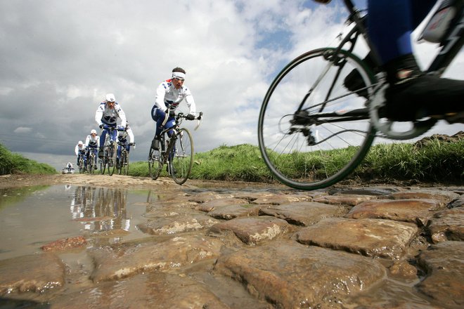 Letos čaka kolesarje 55 kilometrov vožnje po kockah. FOTO: Pascal Rossignol/Reuters
