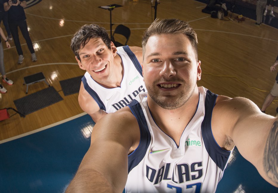 Fotografija: Luka Dončić in Boban Marjanović bosta še naprej skrbela za dobro vzdušje v Teksasu. FOTO: Jerome Miron/USA Today Sports