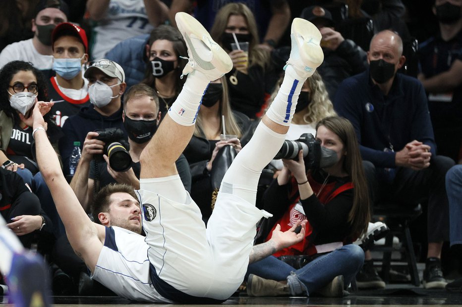 Fotografija: Luka Dončić se je izkazal z borbenostjo. FOTO: Steph Chambers/AFP
