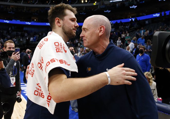 Luka Dončić je pozdravil bivšega trenerja Ricka Carlisla. FOTO: Richard Rodriguez/AFP
